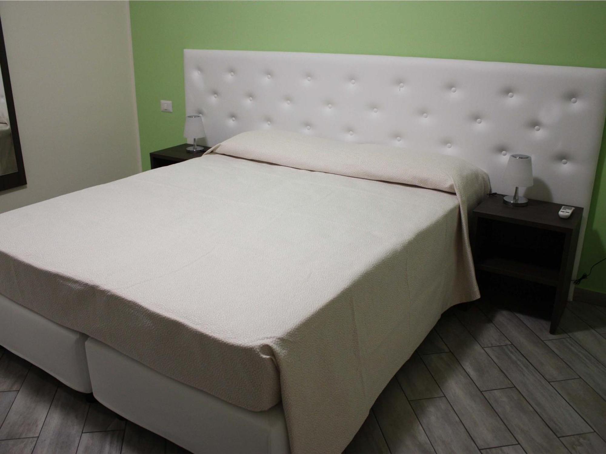 L'Essenzial Living Apartment Месина Стая снимка